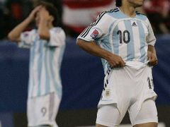 Argentinský fotbalista do dvaceti let Sergio Aguero (vpravo) zklamaně reaguje po jedné ze zahozených šancí v zápase proti Česku.