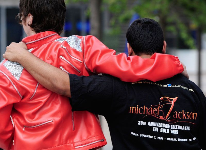 Michael Jackson zemřel, fanoušci na celém světě truchlí