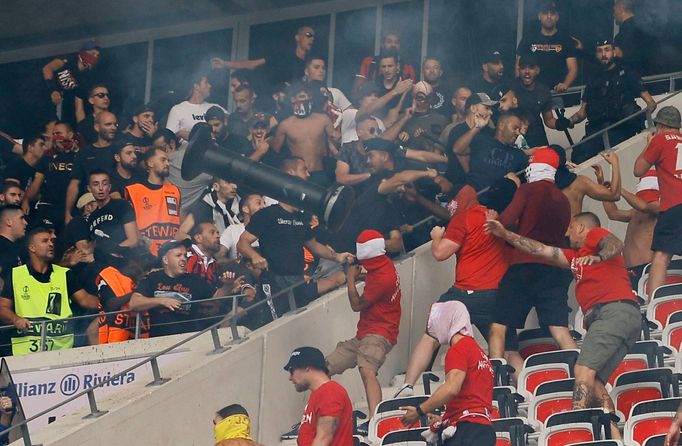 Soccer Football - Europa Conference League - Group D - OGC Nice v Cologne - Allianz Riviera, Nice, France - September 8, 2022 Fans clash before the match REUTERS/Eric Gai