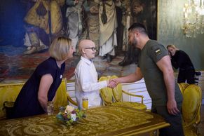 Dojemná chvíle na Hradě: Zelenskyj se setkal s Ukrajincem, který se léčí v Česku