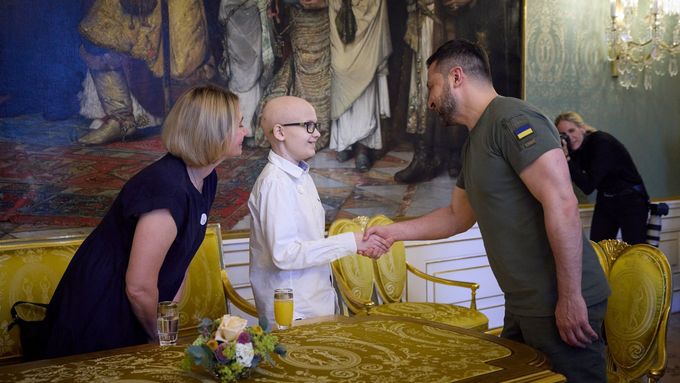 Dojemná chvíle na Hradě: Zelenskyj se setkal s Ukrajincem, který se léčí v Česku