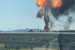 Na dálnici v Bologni se srazily nákladní vozy. Při mohutné explozi dva lidé zemřeli