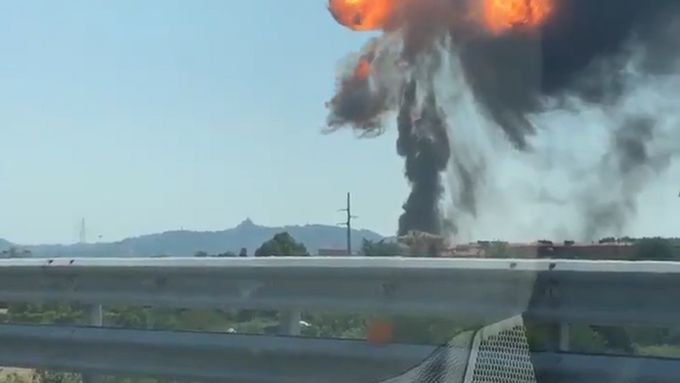 Exploze v Bologni. Na dálnici se srazila cisterna s nákladním autem