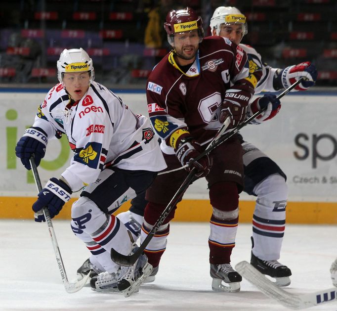 Hokejisté Chomutova brání Michala Broše v utkání 16. kola Tipsport extraligy 2012/13 proti Spartě Praha.