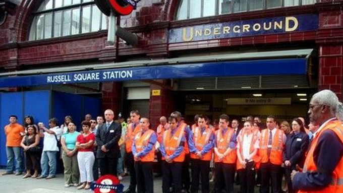 Londýn dnes na dvě minuty utichl. Na památku obětem loňských teroristických útoků.