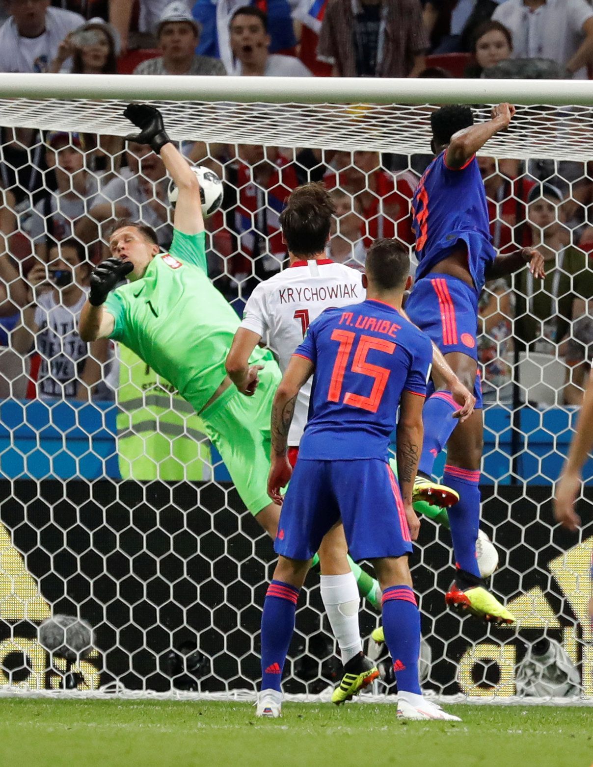 Yerry Mina dává gól v zápase Polsko - Kolumbie na MS 2018