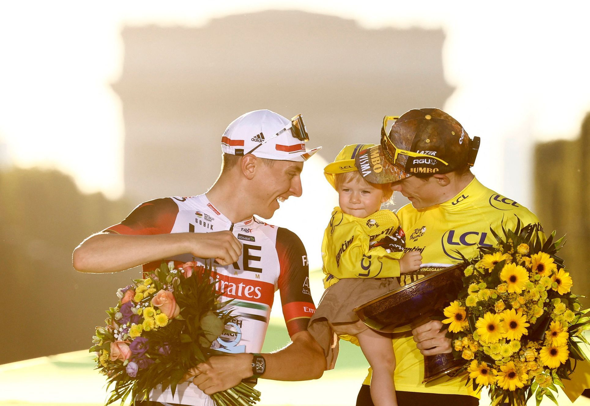 Tadej Pogačar a Jonas Vingegaard s dcerou Fridou po skončení Tour de France 2022