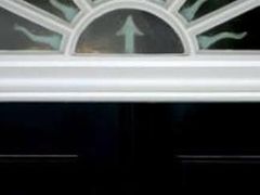Číslo na dveřích legendárního domu Downing Street č. 10 symbolizuje výročí, které příští rok Blair oslaví v čele Velké Británie. Barva zase vypovídá o jeho budoucnosti.