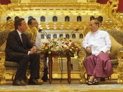 Během rozhovoru s prezidentem Theinem Seinem. 