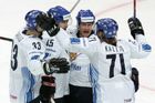 Hokejisté Finska se radují z gólu do sítě Američanů ve čtvrtfinále světového šampionátu.