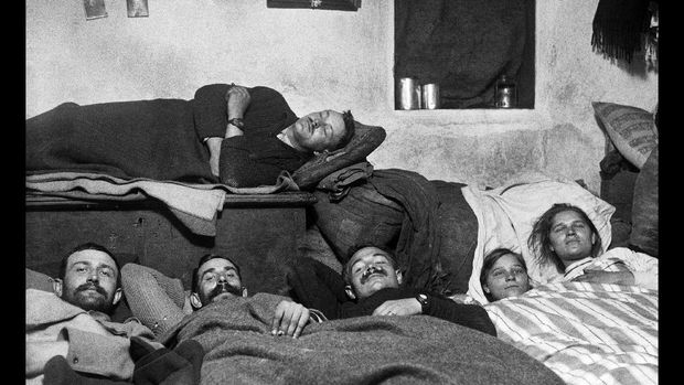 Čtyři vojáci a dvě dívky v posteli. Snímky z 1. světové války jsou skutečný poklad
