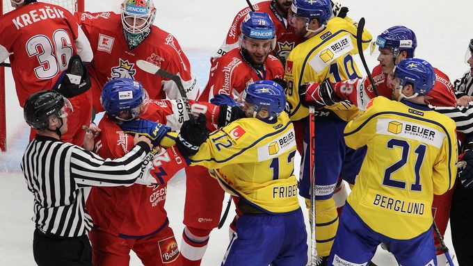 Čeští hokejisté ve čtvrtek nad Švédy hokejově dominovali a nelekli se ani potyček