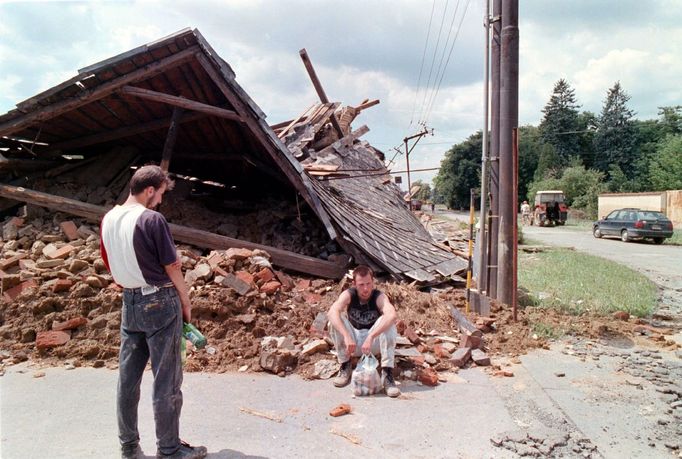 Archivní snímek z povodní v roce 1997, které postihly třetinu země, nejvíce Moravu a východní Čechy.