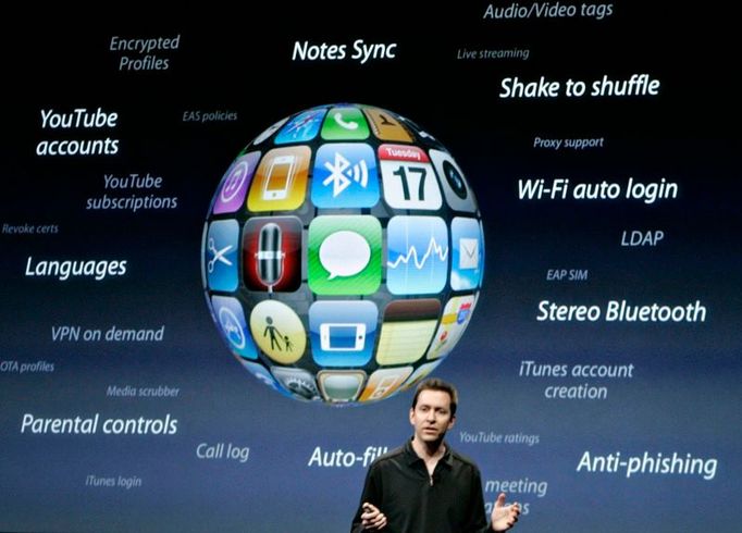 Scott Forstall, viceprezident pro iPhone Software, představuje v Kalifornii vylepšenou verzi iPhone.