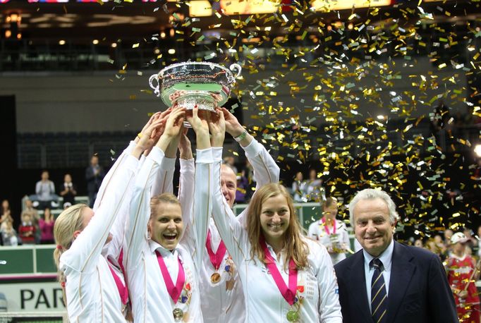 České tenistky slaví vítězství ve Fed Cupu 2012 nad Srbkami.