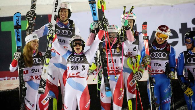 Švýcaři Aline Daniothová, Wendy Holdenerová, Daniel Yule a Ramon Zenhaeusern slaví titul v závodě družstev na MS 2019 v Aare.