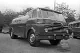 I model D-700 se nabízel v celé řadě verzí, během 60. let se také vzhled kabiny postupně měnil (všimněte si loga Ikarusu, který kabiny vyráběl).