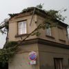 Bouřka lámala stromy a trhala střechy