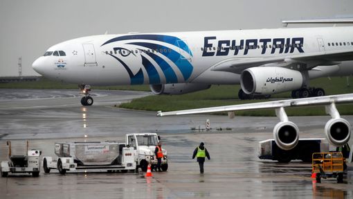 Letoun EgyptAir na letišti Charlese de Gaulla v Paříži