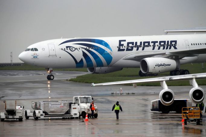 Letoun EgyptAir na letišti Charlese de Gaulla v Paříži