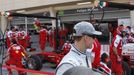 Michael Schumacher jde kolem boxu Ferrari