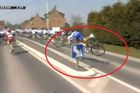 VIDEO Tvrdá lekce od značky. Cyklista má zlomené prsty