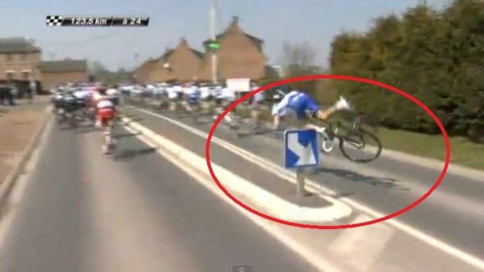 Podívejte se na tvrdý pás Yoanna Offreda na závodě Paříž-Roubaix