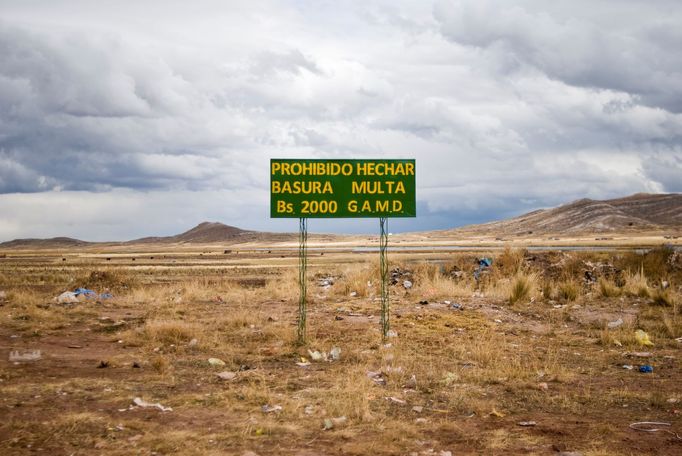 Jezero Titicaca, ležící v centrální oblasti And v Jižní Americe, dlouhodobě ohrožuje stoupající úroveň znečištění.