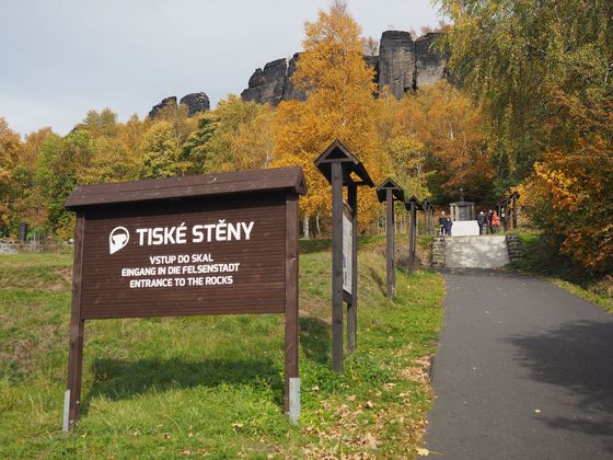 Vstupem do Tiských stěn proudí lidé i ve všední den po poledni. Většinou jde o návštěvníky ze Saska, kteří mají podzimní prázdniny.