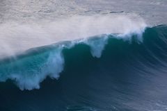 Záhada největších vln planety. Vědci odhalují z vesmíru tajemné posly bouří