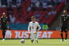 Pískot při pokleknutí? Přehlušte ho hlasitou hudbou, nařídil na Euru anglický fotbal