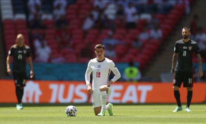 Angličan Mason Mount poklekává před utkáním Eura proti Chorvatsku.