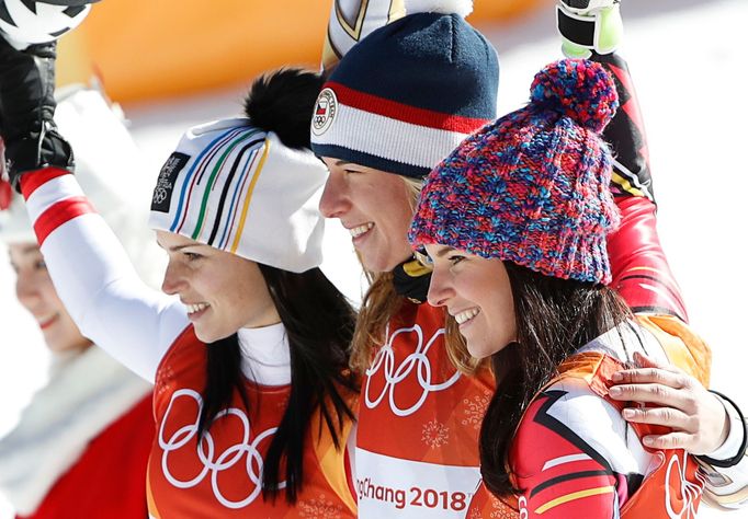 Anna Veithová, Ester Ledecká a Tina Weiratherová na stupních vítězů v super-G na ZOH 2018