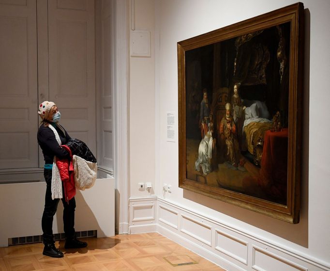 Návštěvníci si ve čtvrtek po zmírnění opatření proti šíření nového typu koronaviru prohlédli výstavu Rembrandt: Portrét člověka v pražské Národní galerii.