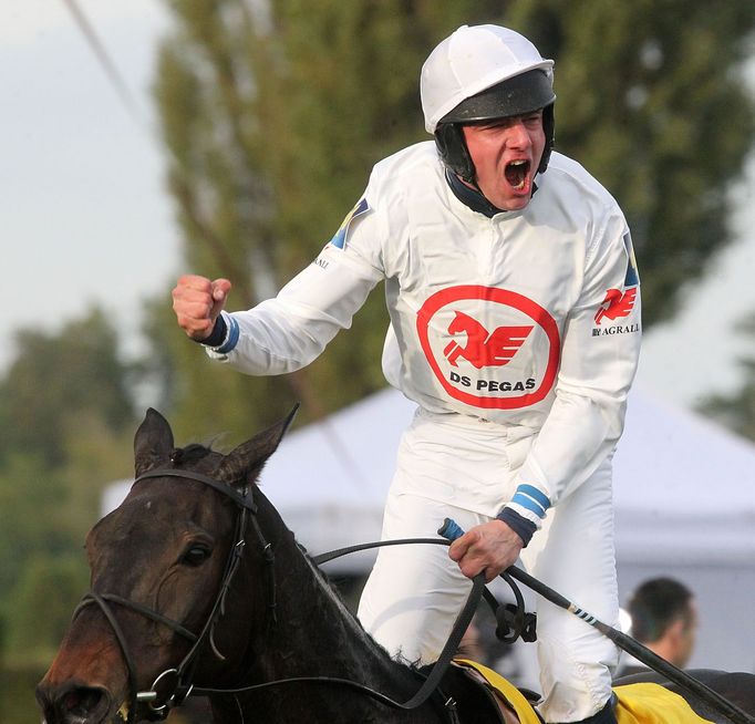 Žokej a vítěz Velké pardubické 2012 Jan Faltejsek na klisně Orphee des Blins.