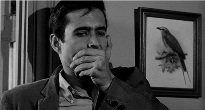 Anthony Perkins jako schizofrenní vrah Norman Bates ve filmu Psycho.