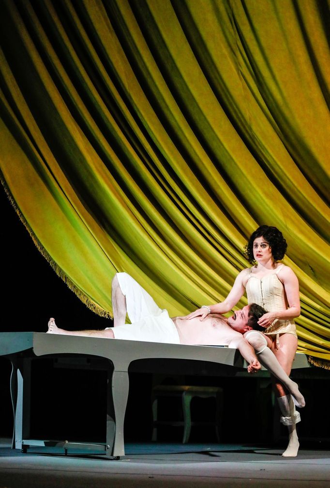 Ivan Dejmal v roli Frice a Hana Tomáš Briešťanská jako Gretl.