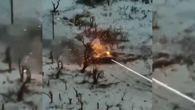 Ukrajinci ničí střelami z kanónu americké bojového vozidla pěchoty Bradley nejmodernější ruský tank T-90.