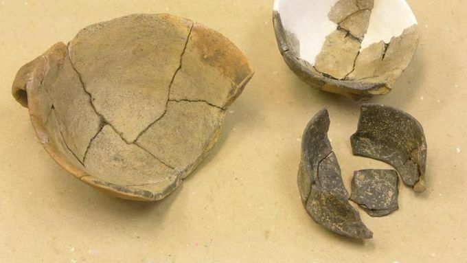 Nalezené keramické nádoby z žárových hrobů.