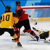 Mat Robinson dává gól na 2:4 v semifinále Kanada - Německo na ZOH 2018