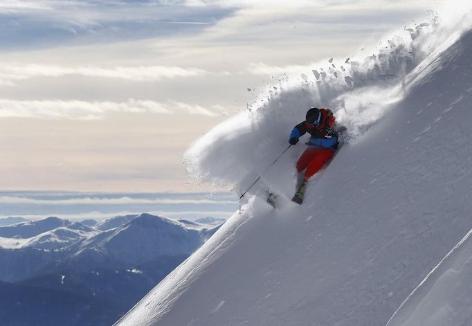 Swedish freeride skier Jon Oerarbaeck speeds down in deep powder snow during a freeride skiing tour on Seegrube mountain in Innsbruck January 19, 2013. Backcountry or freeride skiers ski away from marked slopes with no set course or goals, in untamed snow, generally in remote mountainous areas. Picture taken January 19, 2013. REUTERS/ Dominic Ebenbichler (AUSTRIA - Tags: SPORT SKIING SOCIETY) Published: Led. 21, 2013, 10:20 dop.