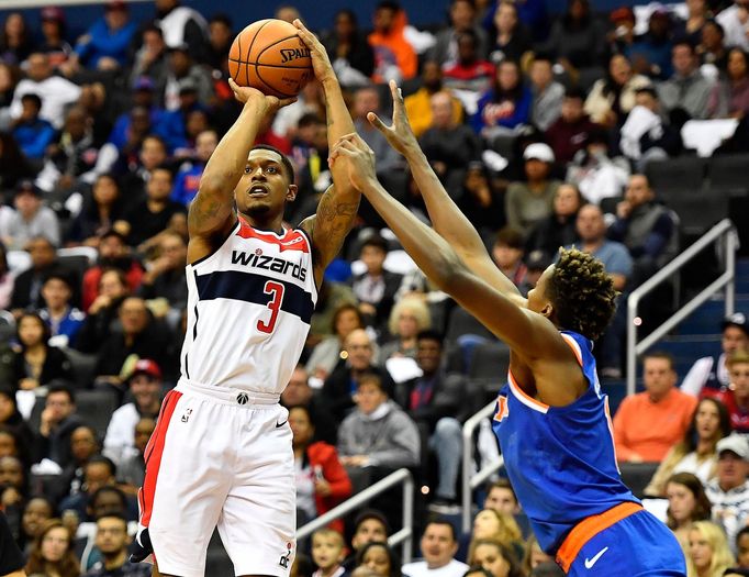 basketbal, NBA, Washington - New York, Bradley Beal střílí přes Allonza Triera