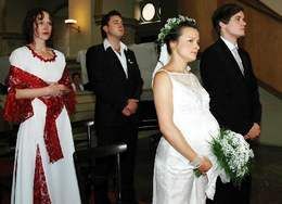 Marie Saudková se vdala za Lukáše Havlenu, vlevo fotografka Sára Saudková.