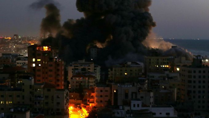 Oheň a kouř z domu v pásmu Gaza, který zasáhla izraelská raketa.