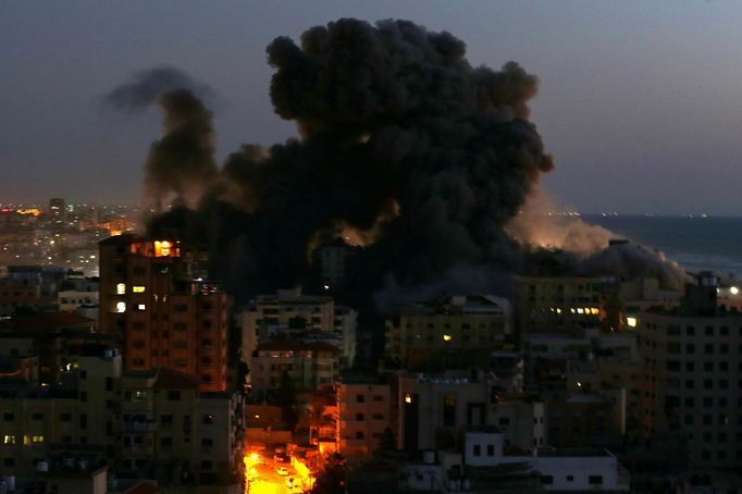 Oheň a kouř z domu v pásmu Gaza, který zasáhla izraelská raketa.