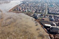Vzepřeli se úřadům. Lidé v ruské vsi si sami postavili hráz chránící před povodní