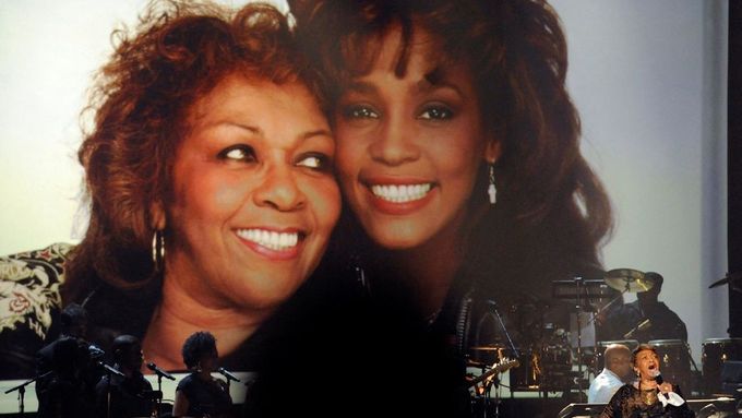 Cissy Houston s dcerou Whitney (snímek z r. 2012, kdy během předávání cen BET Awards v Los Angeles účinkující vzdali poctu její zesnulé dceři).