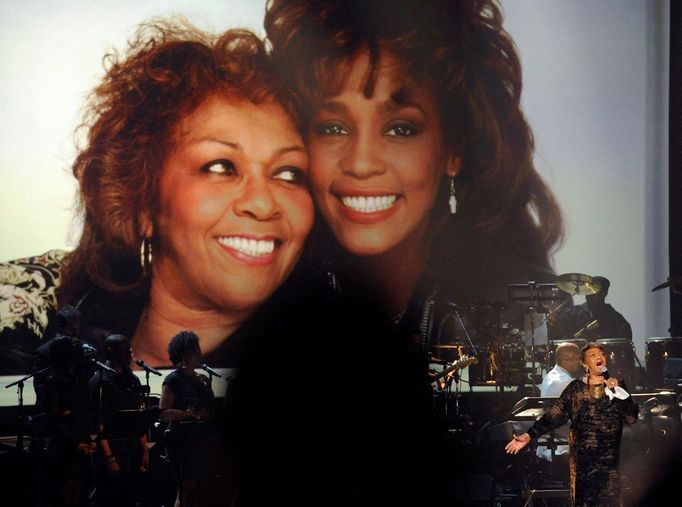 Cissy Houston s dcerou Whitney. Fotografie pochází z roku 2012, kdy během předávání cen BET Awards v Los Angeles účinkující vzdali poctu její zesnulé dceři.