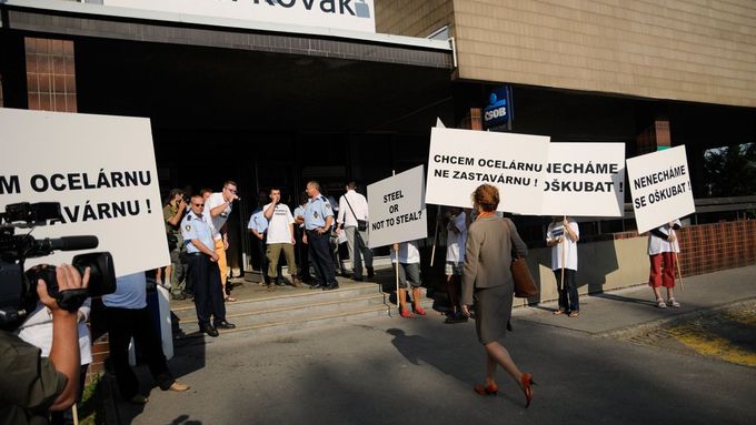 Minoritní akcionáři ArcelorMittal Ostrava protestovali