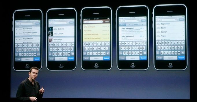 Scott Forstall diskutuje o novém software pro iPhone OS 3.0.